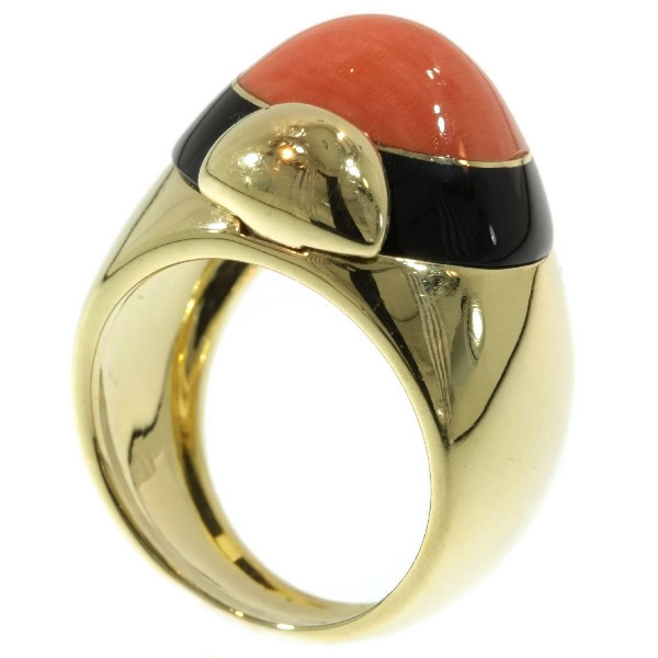 Vintage ring with onyx and coral